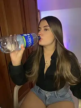 Snapshot of Miss_valeriaa chatting on 10-16-25, 02:40 Miss valeriaa online show from 10-16-25, 02:40