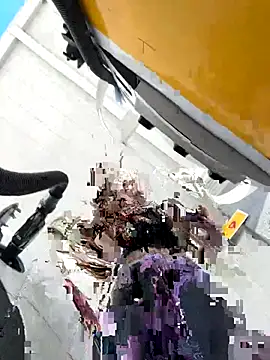 Snapshot of BlaizeyBBy chatting on 09-30-25, 10:59 BlaizeyBBy online show from 09-30-25, 10:59