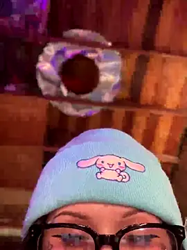 Snapshot of BlaizeyBBy chatting on 10-26-25, 10:15 BlaizeyBBy online show from 10-26-25, 10:15