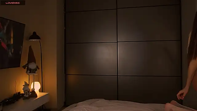  Miss Johansson  online show from 12-19-24, 08:34