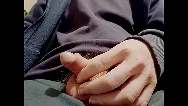 hairyuncut00 online show from 12-30-24, 02:19