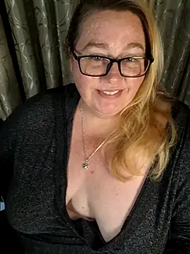 Snapshot of Iceprincess2bad4u chatting on 04-17-26, 06:22 Iceprincess2bad4u online show from 04-17-26, 06:22