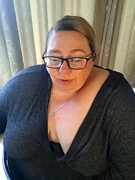 Snapshot of Iceprincess2bad4u chatting on 04-18-26, 06:28 Iceprincess2bad4u online show from 04-18-26, 06:28
