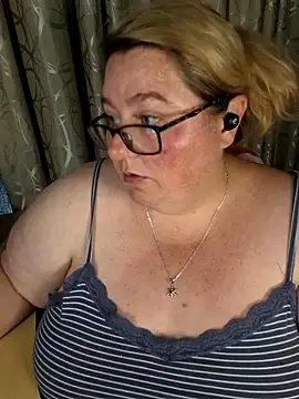Snapshot of Iceprincess2bad4u chatting on 04-19-26, 06:10 Iceprincess2bad4u online show from 04-19-26, 06:10
