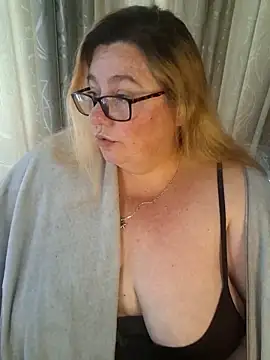 Snapshot of Iceprincess2bad4u chatting on 04-27-26, 06:11 Iceprincess2bad4u online show from 04-27-26, 06:11