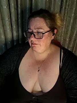 Snapshot of Iceprincess2bad4u chatting on 04-27-26, 06:17 Iceprincess2bad4u online show from 04-27-26, 06:17