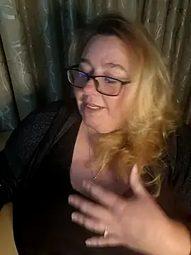 Snapshot of Iceprincess2bad4u chatting on 05-13-26, 06:16 Iceprincess2bad4u online show from 05-13-26, 06:16