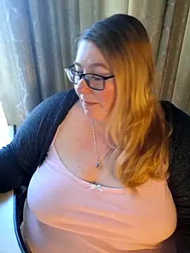 Snapshot of Iceprincess2bad4u chatting on 05-16-26, 05:37 Iceprincess2bad4u online show from 05-16-26, 05:37