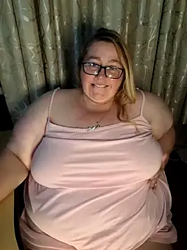 Snapshot of Iceprincess2bad4u chatting on 05-17-26, 05:42 Iceprincess2bad4u online show from 05-17-26, 05:42