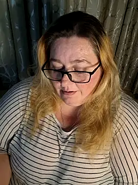 Snapshot of Iceprincess2bad4u chatting on 05-27-26, 06:27 Iceprincess2bad4u online show from 05-27-26, 06:27