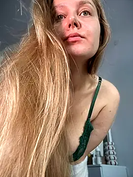 Snapshot of AlinaCum chatting on 09-19-25, 07:21 AlinaCum online show from 09-19-25, 07:21