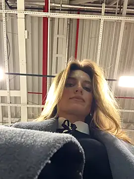 Snapshot of -AngelAri- chatting on 10-18-25, 09:04 -AngelAri- online show from 10-18-25, 09:04