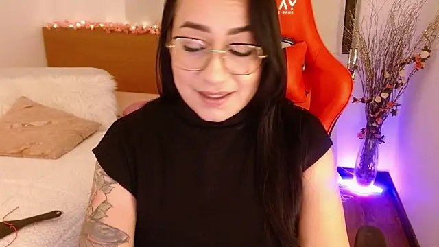 Snapshot of lucy_luu_ chatting on 12-11-24, 10:27 lucy luu online show from 12-11-24, 10:27