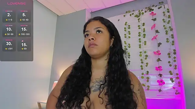 Snapshot of SophiaaStone chatting on 12-31-24, 11:53 SophiaaStone online show from 12-31-24, 11:53