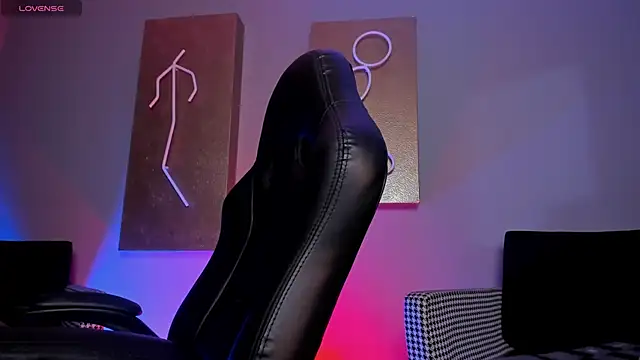 LindseyCox online show from 10-17-25, 04:15