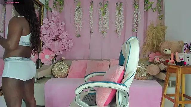 Snapshot of SammyGirlTS chatting on 10-30-25, 11:44 SammyGirlTS online show from 10-30-25, 11:44