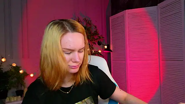 Ramona    online show from 03-25-26, 06:19