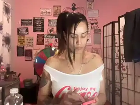 Snapshot of latinacubana chatting on 12-15-24, 03:24 latinacubana online show from 12-15-24, 03:24