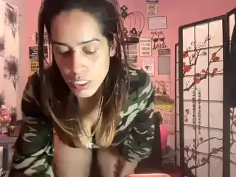 Snapshot of latinacubana chatting on 12-15-24, 06:29 latinacubana online show from 12-15-24, 06:29