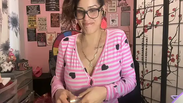 Snapshot of latinacubana chatting on 02-15-25, 01:16 latinacubana online show from 02-15-25, 01:16