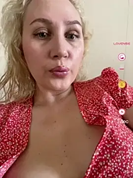 Snapshot of YourBlondee chatting on 04-27-26, 03:37 YourBlondee online show from 04-27-26, 03:37