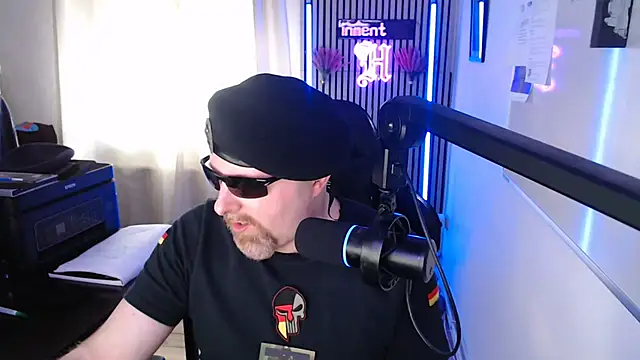 Snapshot of DerPornoPete chatting on 06-14-26, 06:43 DerPornoPete online show from 06-14-26, 06:43