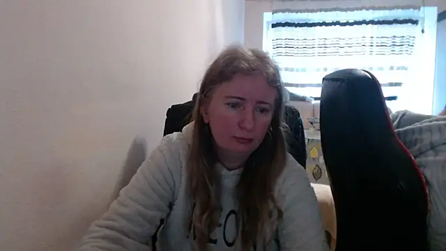 Snapshot of PeterAndJen chatting on 02-19-26, 06:26 PeterAndJen online show from 02-19-26, 06:26