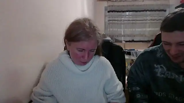 Snapshot of PeterAndJen chatting on 03-06-26, 06:04 PeterAndJen online show from 03-06-26, 06:04