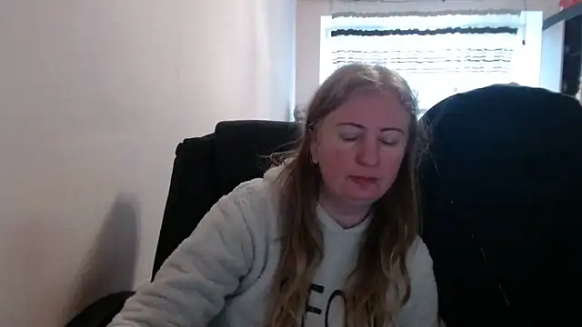 Snapshot of PeterAndJen chatting on 03-12-26, 06:19 PeterAndJen online show from 03-12-26, 06:19