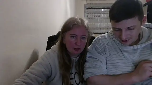 Snapshot of PeterAndJen chatting on 03-12-26, 06:25 PeterAndJen online show from 03-12-26, 06:25