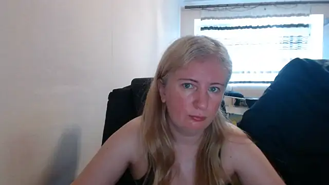 Snapshot of PeterAndJen chatting on 06-29-26, 05:03 PeterAndJen online show from 06-29-26, 05:03