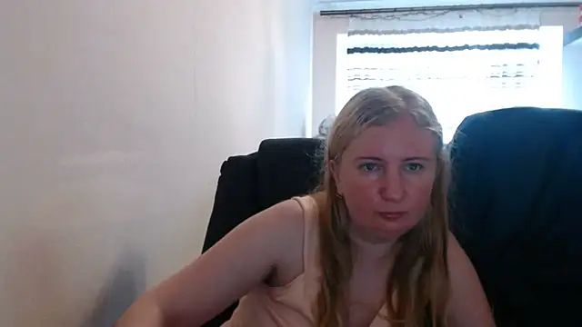 Snapshot of PeterAndJen chatting on 06-30-26, 04:19 PeterAndJen online show from 06-30-26, 04:19