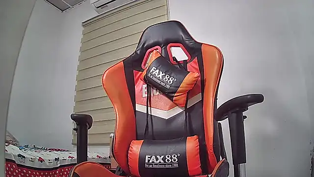 Snapshot of EvaTiffany chatting on 09-16-25, 12:33 EvaTiffany online show from 09-16-25, 12:33