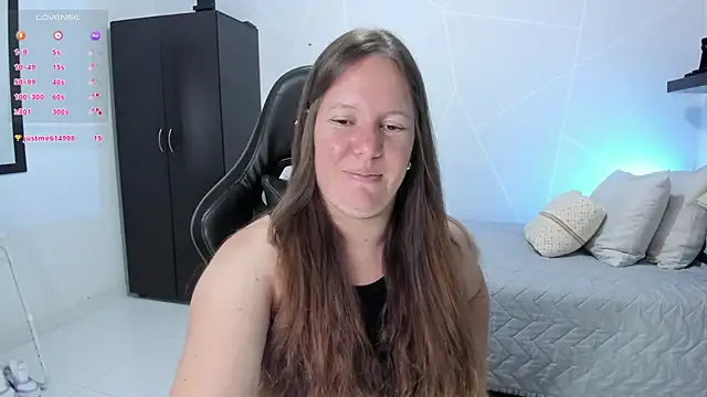 Snapshot of tamy_shine87 chatting on 10-18-25, 10:54 tamy shine87 online show from 10-18-25, 10:54