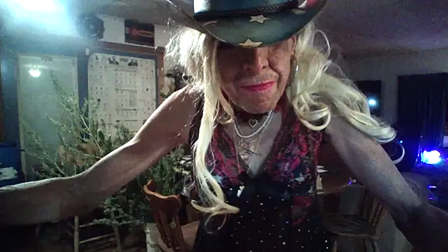 Snapshot of CROSSCOUNTRY1 chatting on 11-16-25, 01:00 CROSSCOUNTRY1 online show from 11-16-25, 01:00