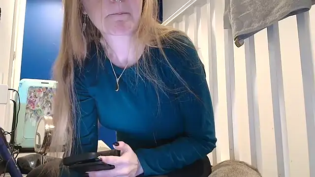 Snapshot of short_sweetpea chatting on 10-19-25, 10:38 short sweetpea online show from 10-19-25, 10:38