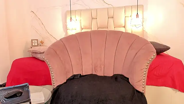 IsiisLovei online show from 12-17-24, 02:22