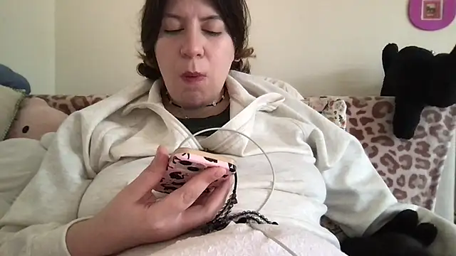 Snapshot of HYPHYtype chatting on 09-13-25, 06:51 HYPHYtype online show from 09-13-25, 06:51