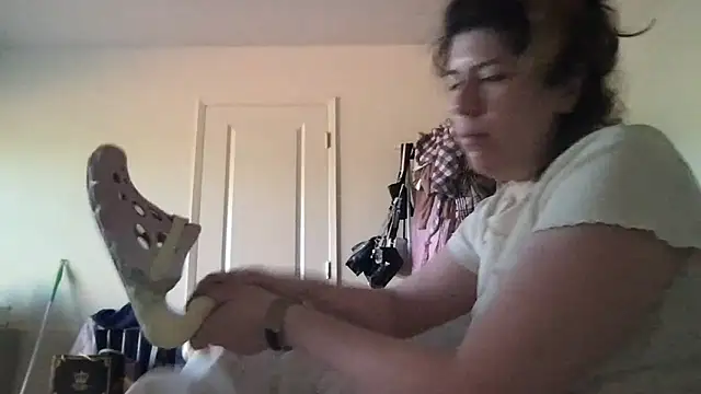 Snapshot of HYPHYtype chatting on 10-16-25, 04:30 HYPHYtype online show from 10-16-25, 04:30