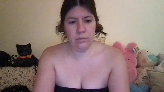 Snapshot of HYPHYtype chatting on 10-31-25, 04:35 HYPHYtype online show from 10-31-25, 04:35