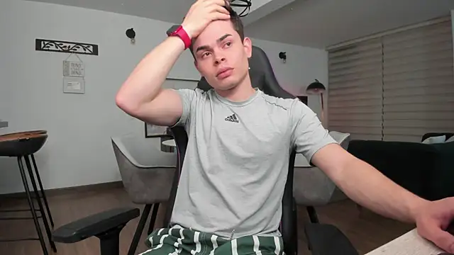 Snapshot of alejooo_twink chatting on 02-28-25, 02:20 alejooo twink online show from 02-28-25, 02:20