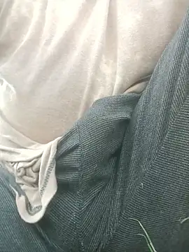 Snapshot of FinableKnee chatting on 10-03-25, 04:09 FinableKnee online show from 10-03-25, 04:09