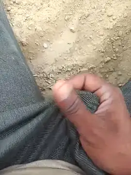 Snapshot of FinableKnee chatting on 10-21-25, 04:13 FinableKnee online show from 10-21-25, 04:13