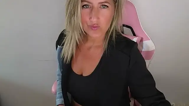 Snapshot of TessToy chatting on 05-13-26, 07:39 TessToy online show from 05-13-26, 07:39