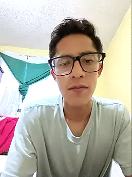 Snapshot of KevinCrz chatting on 10-17-25, 12:01 KevinCrz online show from 10-17-25, 12:01