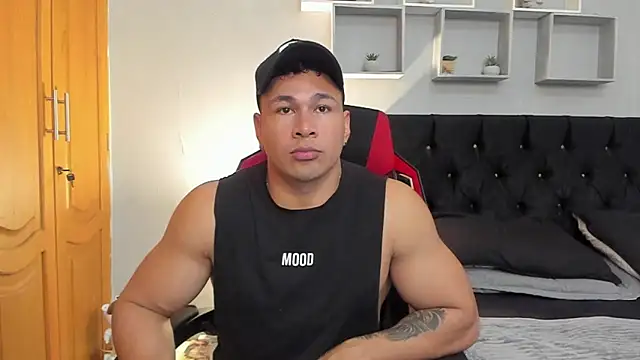 Snapshot of tyler_hank01 chatting on 04-10-26, 10:47 tyler hank01 online show from 04-10-26, 10:47