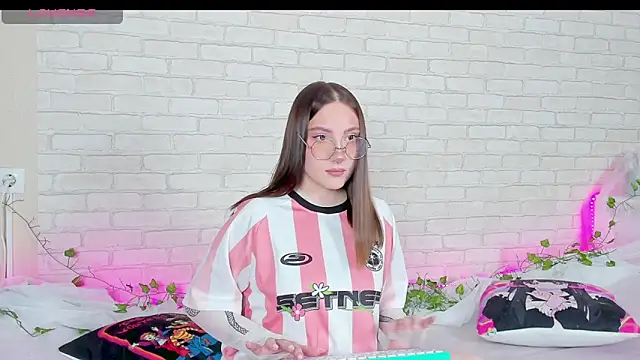 LinaKenny online show from 11-26-25, 04:08