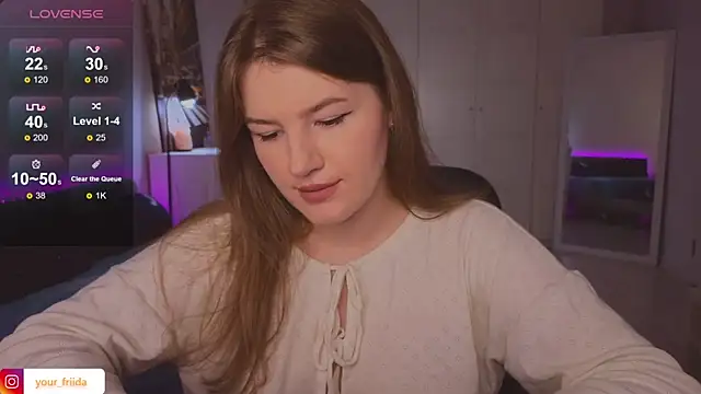 Snapshot of alwaysfrida chatting on 11-11-25, 01:44 alwaysfrida online show from 11-11-25, 01:44