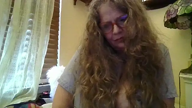 Snapshot of DestineeLoverGirl chatting on 03-27-26, 02:06 DestineeLoverGirl online show from 03-27-26, 02:06