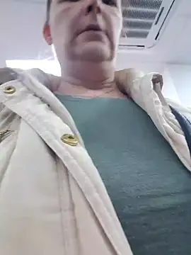 Snapshot of saharaheiss chatting on 12-21-24, 11:22 saharaheiss online show from 12-21-24, 11:22